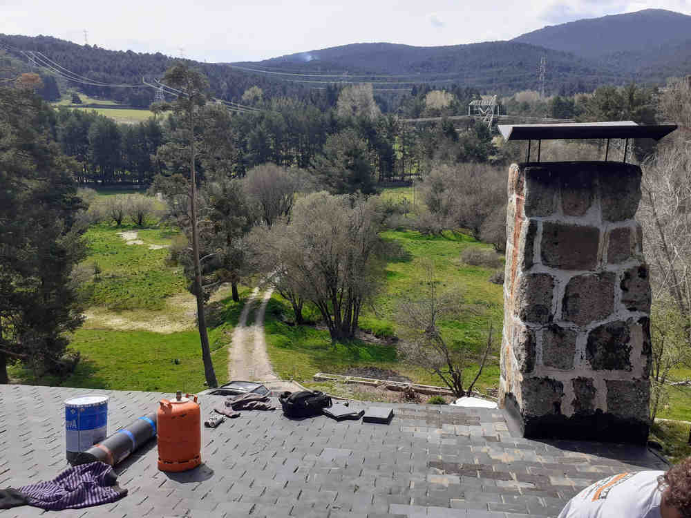 tejado pizarra con chimenea